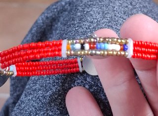 Tobillera artesanal con abalorios y charm