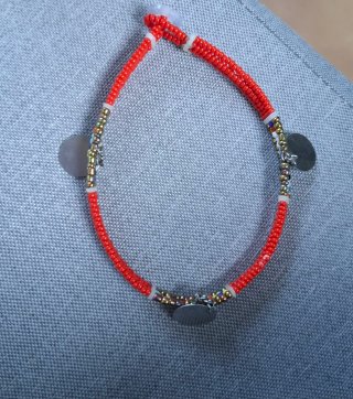 Tobillera artesanal con abalorios y charm