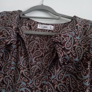 Vestido estampado largo por la rodilla