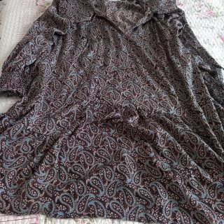 Vestido estampado largo por la rodilla