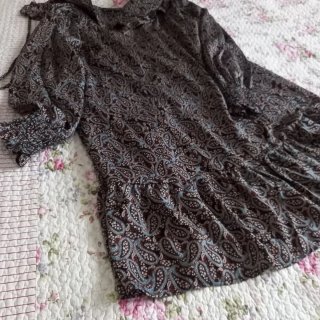 Vestido estampado largo por la rodilla