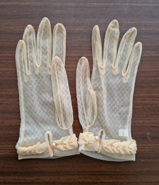 Par de Guantes de boda pequeños. Años 60