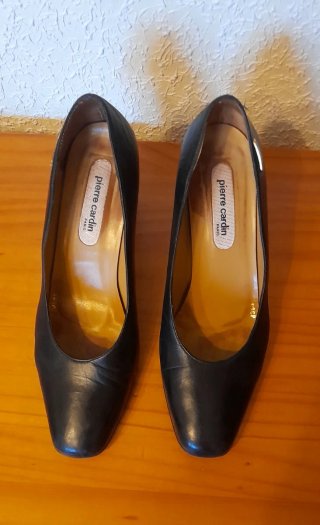 Zapatos de tacón Pierre Cardin negros, piel