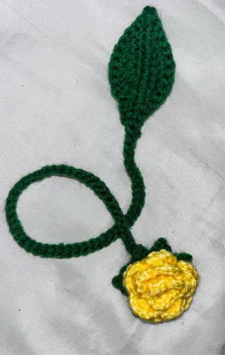 Marcapáginas tejido rosa y trébol