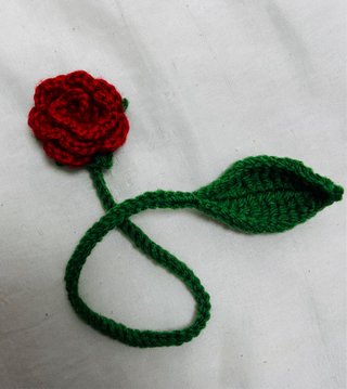 Marcapáginas tejido rosa y trébol