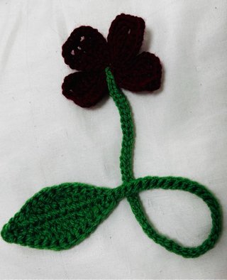 Marcapáginas tejido rosa y trébol