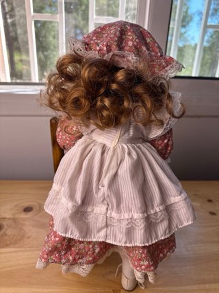 Bambola in porcellana The Classique Collection