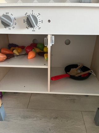 Cocina de madera infantil con microondas