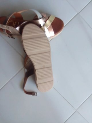 Sandalias doradas y bronce nuevas