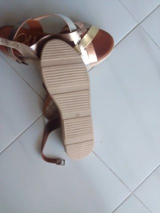 Sandalias doradas y bronce nuevas