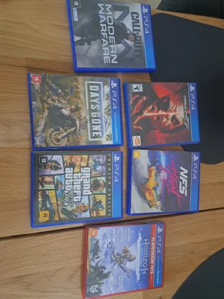 PS4 (PlayStation 4) negra + 2 Mandos + 6 Juegos