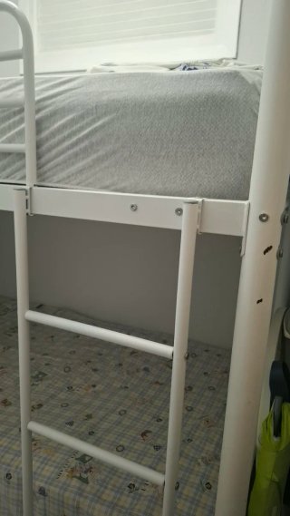 Literas blancas con colchones nuevos incluidos
