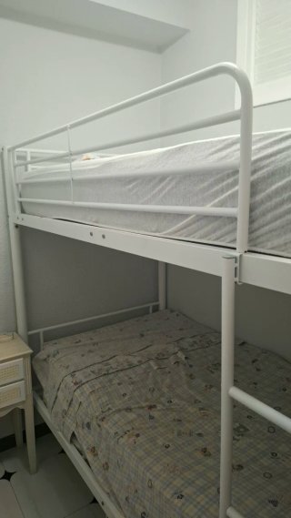 Literas blancas con colchones nuevos incluidos