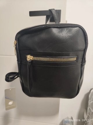 Mochila negra con cremallera dorada