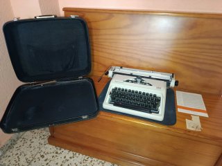 Máquina de escribir AEG Olympia Regina de Luxe