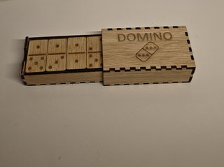 Dominó de madera con caja