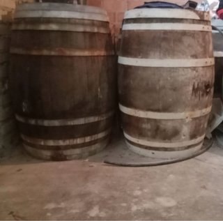 Botas de vino de madera.