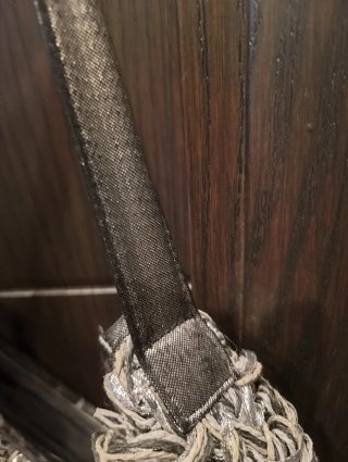 Bolso trenzado gris y plateado