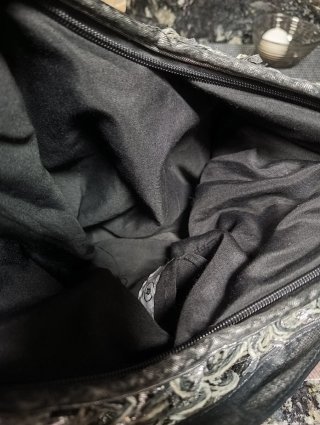 Bolso trenzado gris y plateado