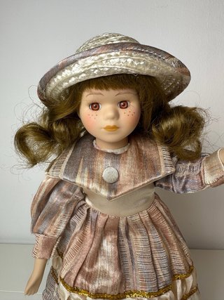 Bella bambola in porcellana antica con vestito
