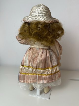 Bella bambola in porcellana antica con vestito