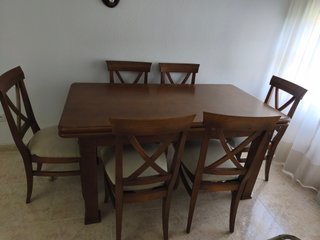 Mesa de comedor de madera con 6 sillas