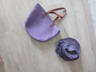 Bolso y sombrero de playa morado