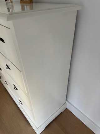 Cómoda blanca de madera