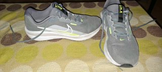 Zapatillas Nike grises y blancad