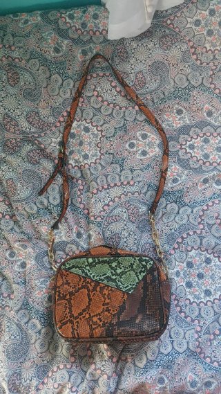Bolso Stradivarius estampado serpiente