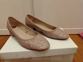 Zapatos Stradivarius rosas y dorados brillantes