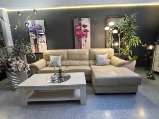 Sofá chaise longue de cuero beige