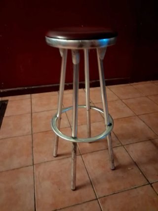 Taburete bar diseño de metal y polipiel