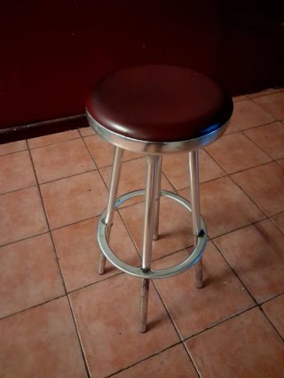 Taburete bar diseño de metal y polipiel