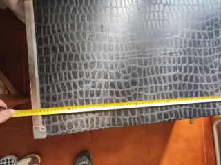 Baúl negro con detalles plateados