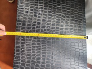 Baúl negro con detalles plateados