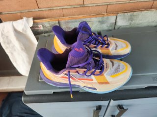 Scarpe da basket arancioni e viola