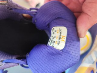 Scarpe da basket arancioni e viola