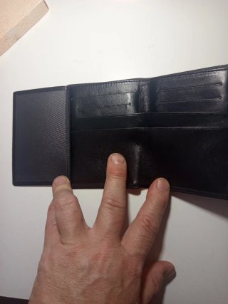 Cartera de piel negra con logo