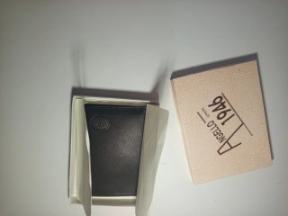 Cartera de piel negra con logo