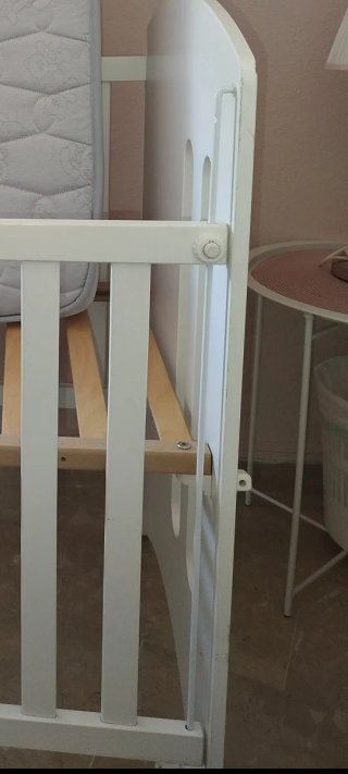 Cuna blanca con colchón y osito