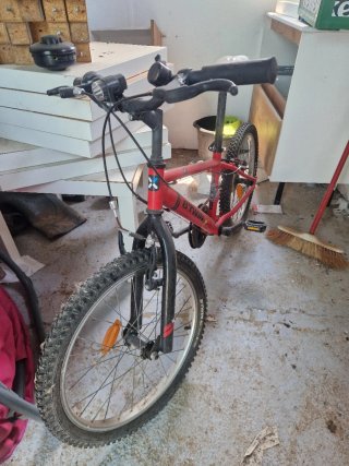 Bicicleta infantil roja