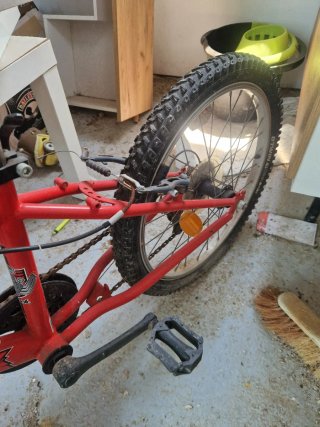 Bicicleta infantil roja