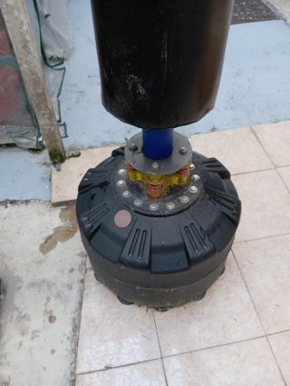 Saco de boxeo negro con base