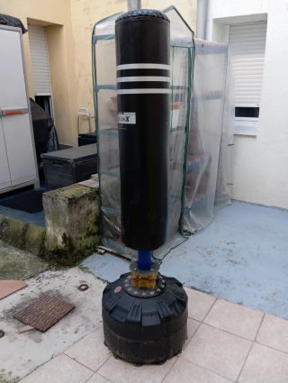 Saco de boxeo negro con base
