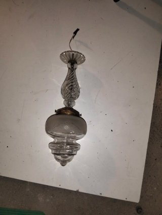 Lámpara antigua de cristal y metal