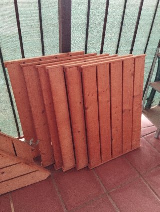 Estantería de madera esquinera