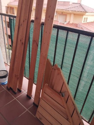 Estantería de madera esquinera