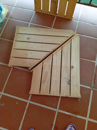 Estantería de madera esquinera