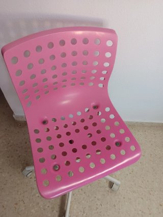 Silla de escritorio rosa con ruedas